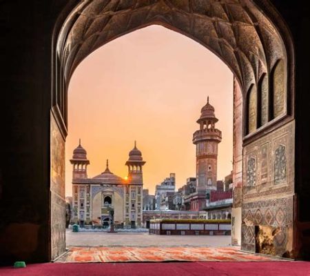   The Mosque of Wazir Khan Uma Ode à Arquietura Mughal em Detalhes Intrigantes e Cores Vibrantemente Suaves!