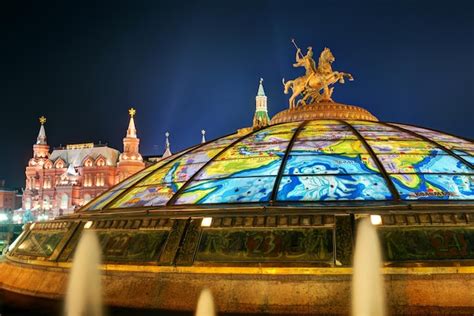 A Porta de São Jorge em Moscou: Uma Sinfonia em Ouro e Azul!