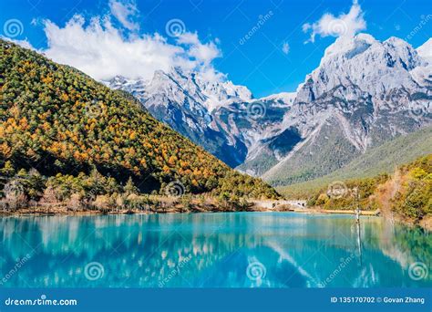  Nuvens de Primavera na Montanha de Jade Uma Sinfonia em Azul-Verde e Ondulações Celestes!